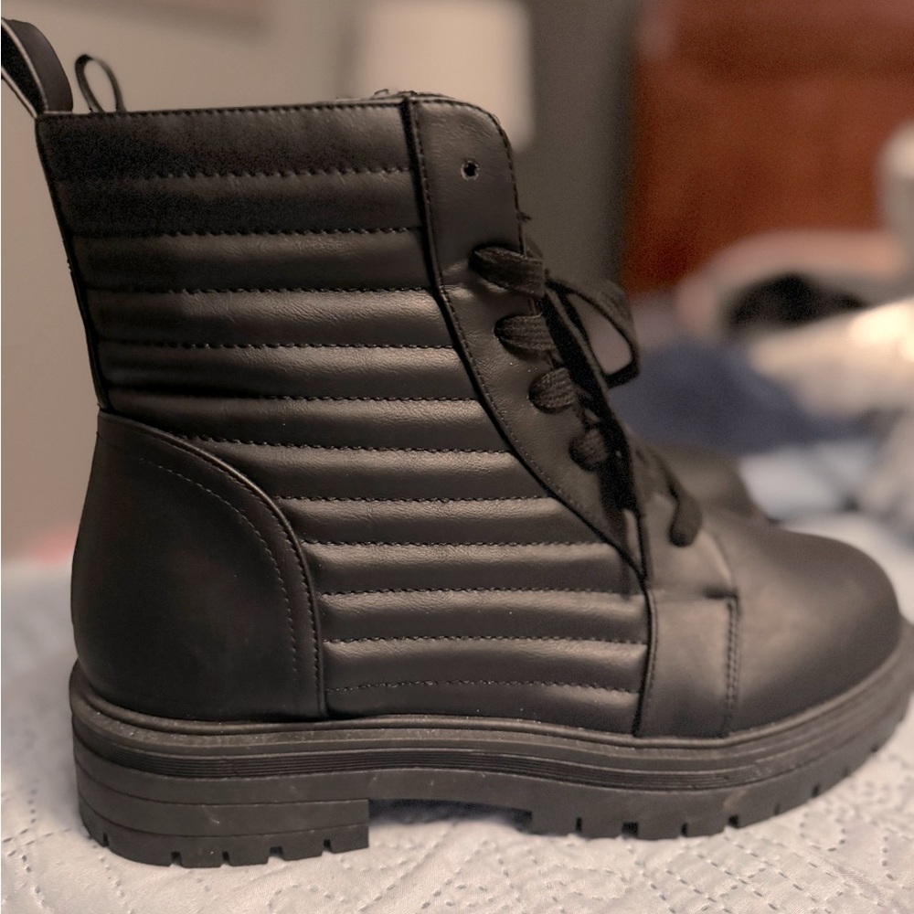 Mudd size 8 women’s black combat boots